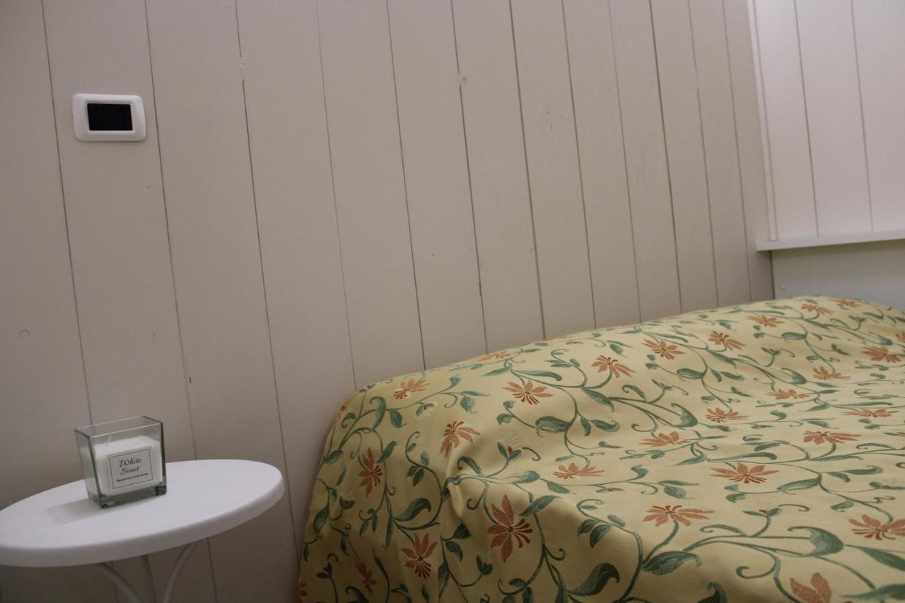 Homely Manerba มาแนร์บา เดล การ์ดา ภายนอก รูปภาพ